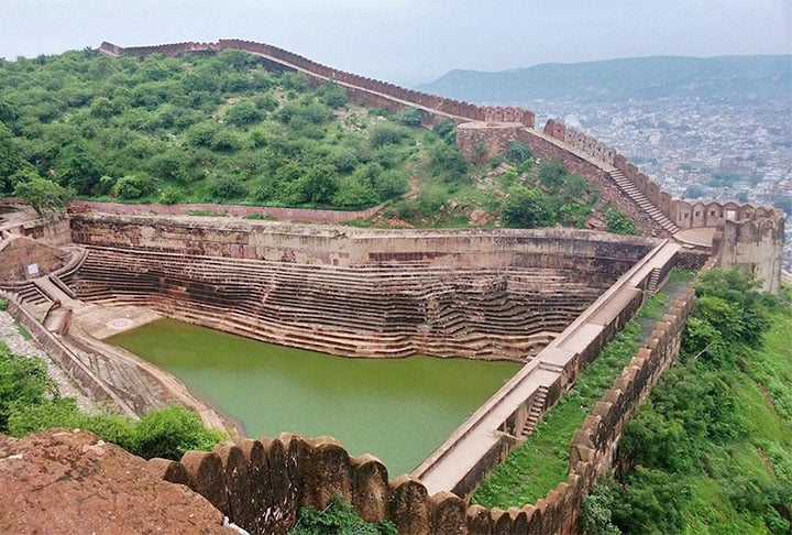 FORTE NAHARGARH - Situado na Índia, foi encomendado pelo príncipe feudal Jai Singh, em 1734, no maciço de Aravalli, um pouco afastado da cidade de Jaipur. A "Morada dos Tigres", como também é conhecida, foi  residência de verão da família real e atualmente é um espetacular mirante. 