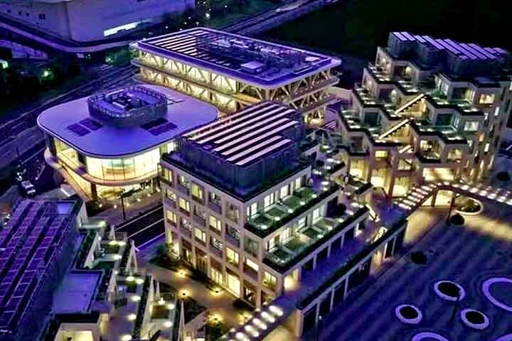 Com uma área superior a 48.500 m², a cidade é descrita como um "laboratório vivo", onde os moradores atuarão como "testadores" de tecnologias pioneiras em mobilidade, sustentabilidade e vida urbana.