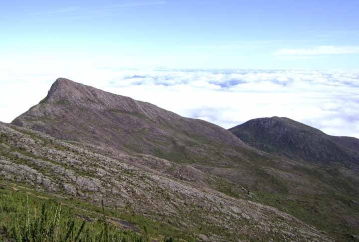 A montanha, no Parque Nacional do Caparaó, é mais alta das que ficam apenas dentro de Minas Gerais (já que as demais fazem divisa com outros estados). A trilha até o pico é desafiadora, com 8 km de extensão.