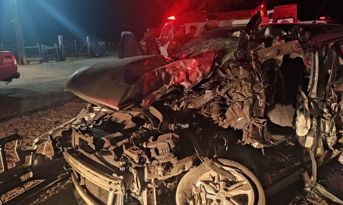Motorista do carro morreu e passageira ficou ferida em acidente frontal entre carro e caminhão no Norte de Minas -  (crédito: CBMMG)