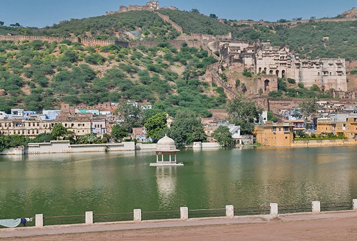 BUNDI - Fica na região de Hadot, no estado de Rajastão, no noroeste da Índia, a uma altitude de 268 metros e perto de um desfiladeiro. O lugar é contornado por uma fortaleza com quatro portões de o do século 18.  