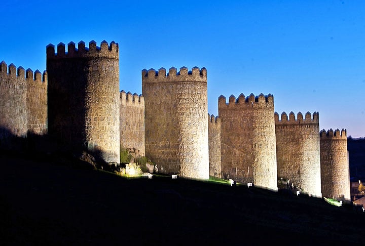 MURALHA DE ÁVILA - É constituída por nove portões e 87 torres largas, que cercam essa cidade histórica na Espanha. Inclusive, está aberta a visitação em um trecho de três quilômetros. A construção ou por diversas restaurações, ampliações e reconstruções. 