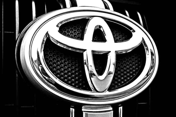 A entrada no setor automotivo foi impulsionada por um interesse em diversificar os negócios da família Toyoda e pelo desejo de apoiar o crescimento industrial do Japão.