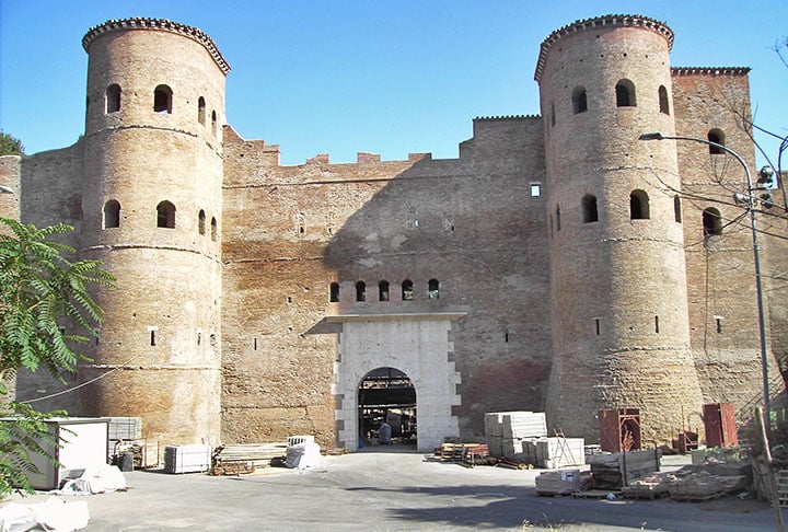 MURALHAS AURELIANAS - O imperador Aurélio pediu que muros fossem erguidos contornando Roma no ano de 270 devido às ameaças de ataques dos bárbaros. As ‘muralhas aurelianas’, com 12 dos seus 18 quilômetros preservados, podem ser percorridas a pé. Estão entre os principais monumentos da Roma Imperial. 