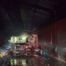 Oficina mecânica com 20 carros pega fogo na Pampulha, em BH - CBMMG