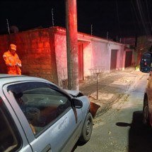 Motorista bate carro em poste e é encontrado dormindo pelos bombeiros - CBMMG