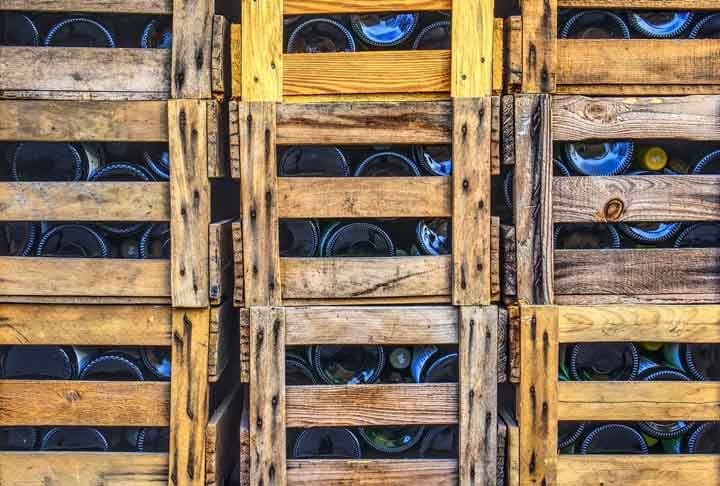 Garrafas de champanhe são lançadas para o fundo do mar; e tem explicação para isso