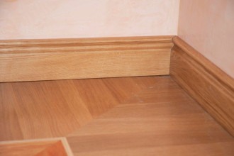 Como escolher rodapé sem errar: o detalhe que muda a cara da casa