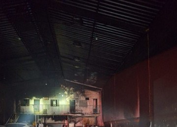 Três dos vinte carros que estavam dentro da oficina na hora do incêndio foram atingidos pelas chamas -  (crédito: CBMMG)