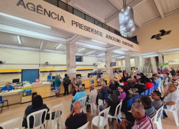 Aposentados e pensionistas aguardam atendimento na agência central dos Correios em Belo Horizonte -  (crédito: Jair Amaral/EM/D.A.Press)