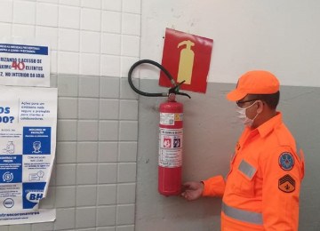 Golpistas se passam por bombeiros, ligando para empresas para marcar vistorias e cobram por isso -  (crédito: CBMMG)