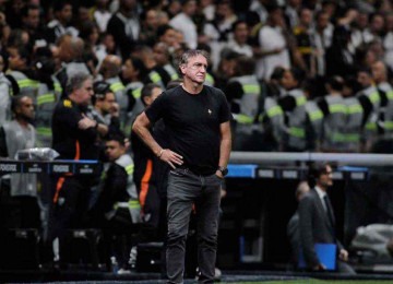 A fisionomia de desânimo do técnico Cuca no empate com o Cienciano-PER, pela Sul-Americana, é o retrato do sentimento da torcida atleticana com o pobre futebol do time -  (crédito: Alexandre Guzanshei/EM/D.A. Press)