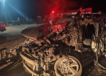 Motorista do carro morreu e ageira ficou ferida em acidente frontal entre carro e caminhão no Norte de Minas -  (crédito: CBMMG)