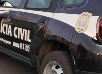 Ao lado do corpo foram encontrados galões de água sanitária -  (crédito: PCMG)