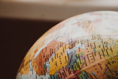 Vários famosos nasceram em locais diferentes de onde o público imagina. Confira essa lista e veja alguns! -  (crédito: NastyaSensei por Pexels)