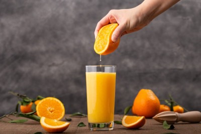 Sucos 100% fruta pode ser incluídos em uma dieta equilibrada, desde que consumidos com moderação -  (crédito: wirestock/FreePik)