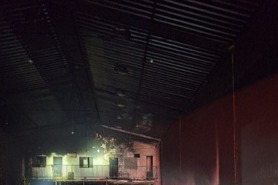 Três dos vinte carros que estavam dentro da oficina na hora do incêndio foram atingidos pelas chamas -  (crédito: CBMMG)