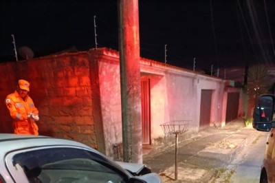 Uma equipe dos bombeiros foi acionada e encontrou o motorista do veículo dormindo no interior do carro -  (crédito: CBMMG)