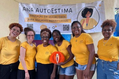 Laura Ramos Tomás (esq.), fala com mulheres da comunidade durante roda de conversa -  (crédito: BBC)