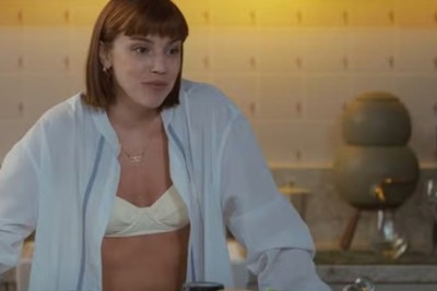 Na novela "Vale Tudo", a casa moderna de Solange, personagem de Alice Wegmann, tem toques vintage e chama atenção do público.  Na trama, ela é diretora de criação de uma agência de marketing e valoriza a decoração. Um item que caiu no gosto de muitos é o filtro de água na cozinha. 
 -  (crédito: Reprodução TV Globo )