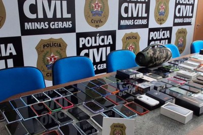 No local, os policiais encontraram 100 celulares, além de órios para os eletrônicos, como carregadores, cabos de dados, capas protetoras, películas e caixas de som. Durante as buscas, a mulher foi presa em flagrante -  (crédito: Divulgação / PCMG )