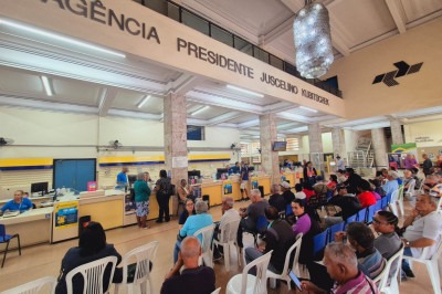 Aposentados e pensionistas aguardam atendimento na agência central dos Correios em Belo Horizonte -  (crédito: Jair Amaral/EM/D.A.Press)