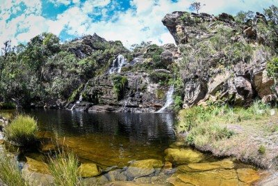 Serra do Cipo na regiao do Alto Palacios. Uma alternativa para quem quer mesmo se sentir na Serra sao os passeios no Alto Palacios, regiao montanhosa acima da APA da Pedreira e depois da Serra Morena. Na foto, a cachoeira Congonhas, lacalizada dentro do Parque Nacional da Serra do Cipo.
       -  (crédito: Leandro Couri/EM/D.A.Press)