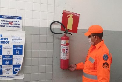 Golpistas se am por bombeiros, ligando para empresas para marcar vistorias e cobram por isso -  (crédito: CBMMG)