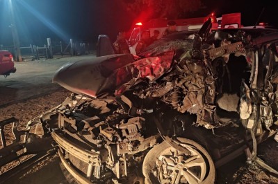 Motorista do carro morreu e passageira ficou ferida em acidente frontal entre carro e caminhão no Norte de Minas -  (crédito: CBMMG)