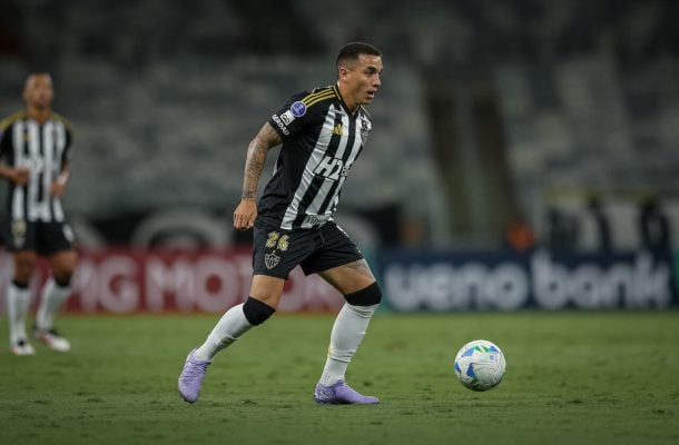 SARAVIA – Sua entrada foi para ajustar a equipe, pois Cuca tirou o lateral Natanael e colocou um atacante, Júnior Santos. Com o buraco que ficou no setor, entrou para ajustar a defesa e fez um papel correto. NOTA 5,0. Foto: Pedro Souza/Atlético