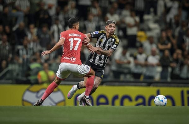 RUBENS - Mais uma vez improvisado na lateral-esquerda, fez partida consistente, muito ativo no apoio, entrando na área e aparecendo para finalizar com perigo. Mas deu um tremendo mole ao perder uma bola que quase gerou gol do Cienciano aos 44 minutos da etapa final. NOTA 6,0. Foto: Pedro Souza/Atlético