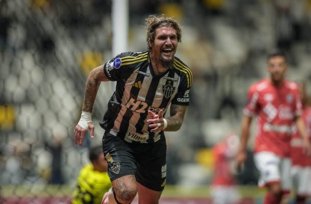 LYANCO -  Bom trabalho defensivo e atuante no ataque na bola parada. Assim, fez um belo gol de cabeça. Foi infeliz no lance do pênalti, Quando caiu a bola bateu na sua mão. Cueva cobrou e empatou o jogo. Salvou um gol certo do Cienciano aos 44 da etapa final. NOTA 7,0. Foto: Pedro Souza/Atlético