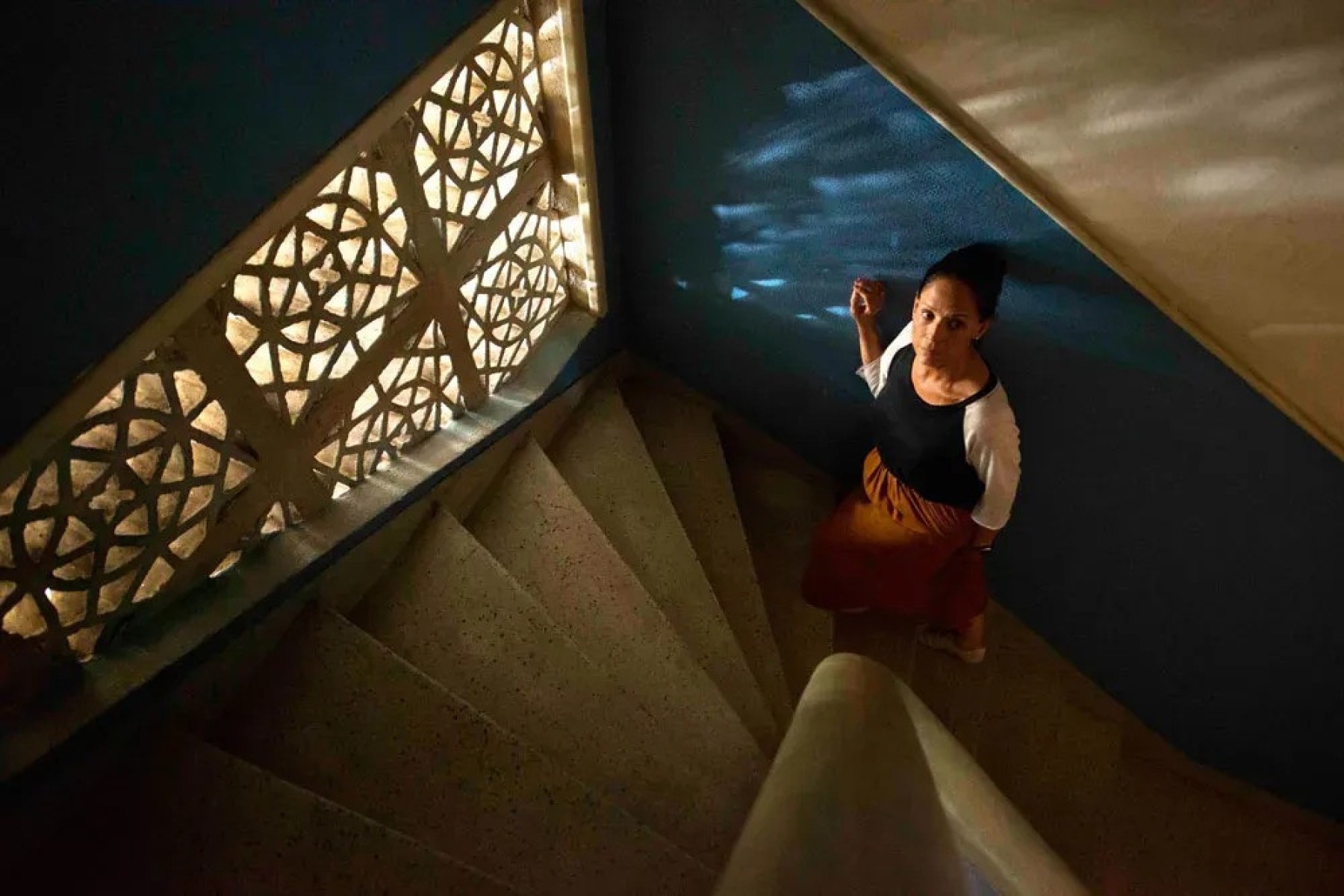 "Aquarius" (2016) é estrelado por Sonia Braga, no papel de uma mulher que resiste à especulação imobiliária no Recife, recusando-se a vender sua casa para uma empreiteira. O longa está disponível na Netflix.