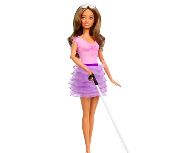 O modelo vem equipado com uma bengala nas cores branca e vermelha, e seu olhar é ligeiramente inclinado para cima e para fora. Segundo a Mattel, para “refletir com precisão o olhar às vezes distinto de uma pessoa cega”.