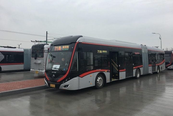 Por outro lado, eles exigem infraestrutura adequada, manutenção especializada e adaptação urbana.