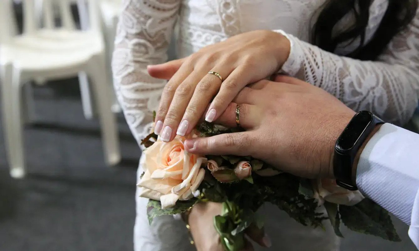 A lei autoriza que uma pessoa casada retome o nome de solteira mesmo mantendo o laço matrimonial, caso desista da alteração feita à época do casamento. 
