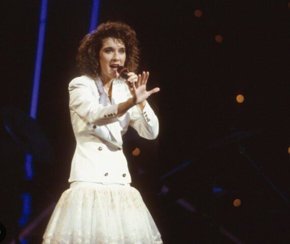 Há 37 anos, Celine venceu a competição destinada a artistas iniciantes de diversos países. "Ganhar o Eurovision Song Contest em 1988 pela Suíça foi um momento que transformou a minha vida.  Agora, é emocionante ver a Suíça sediar este evento mais uma vez", declarou a artista, que foi homenageada na cerimônia.

