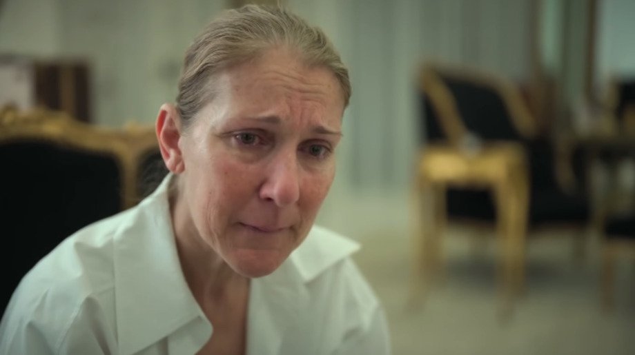 Desde que revelou que sofre da Síndrome da Pessoa Rígida, em dezembro de 2022, Celine Dion é acompanhada com atenção solidária pelo público. No documentário "Eu Sou: Celine Dion", que estreou em junho de 2024, no Prime Video, a artista abre o jogo sobre a doença incapacitante que a afastou dos palcos. 
