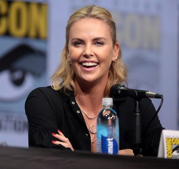 Depois de começar a carreira como modelo e dançarina, Theron ganhou reconhecimento internacional por sua interpretação marcante no filme "Monster: Desejo Assassino" (2003).
