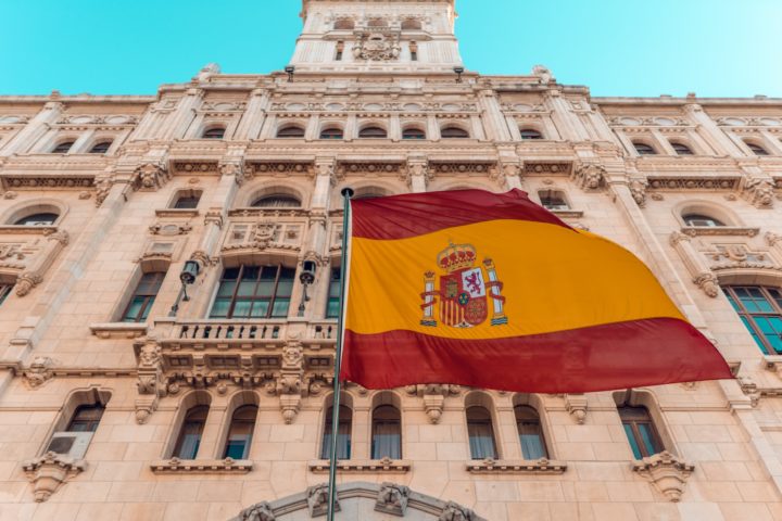 Espanha: É permitido cultivar maconha para uso pessoal em espaços privados, mas vender e consumir em público são proibidos.