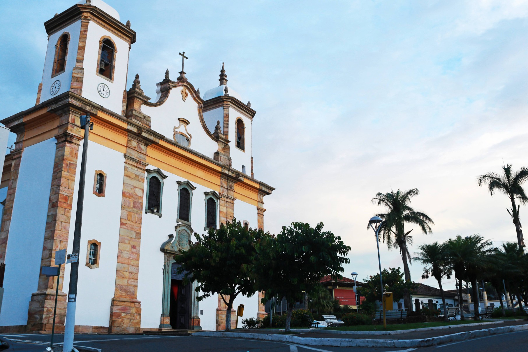 Igreja Matriz Nossa Senhora do Bom Sucesso, de Caeté. Na foto, Matriz de Nossa Senhora do Bom Sucesso e praça João Pinheiro.-Pedro Conceição/Prefeitura de Caeté/Divulgação. 