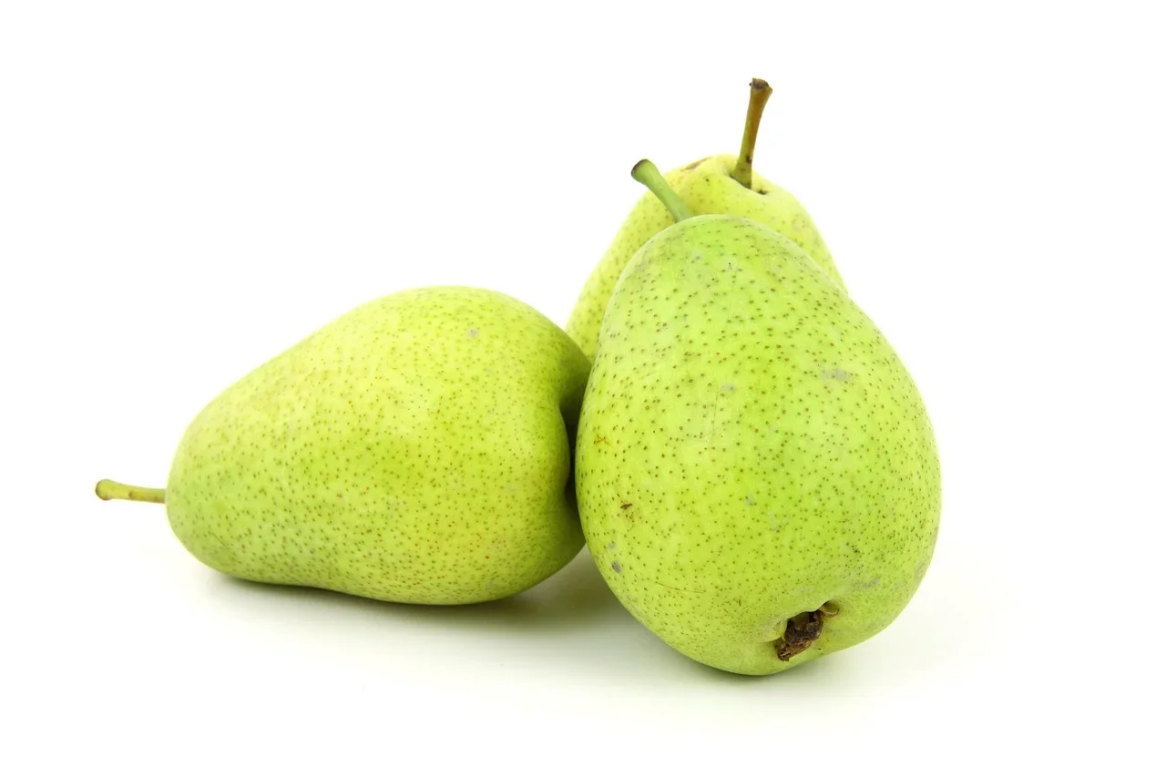 Entre esses nutrientes, estão vitamina A, B, C, sódio, potássio, cálcio, fósforo, enxofre, magnésio, silício e ferro, sendo uma das frutas que mais possui sais minerais.