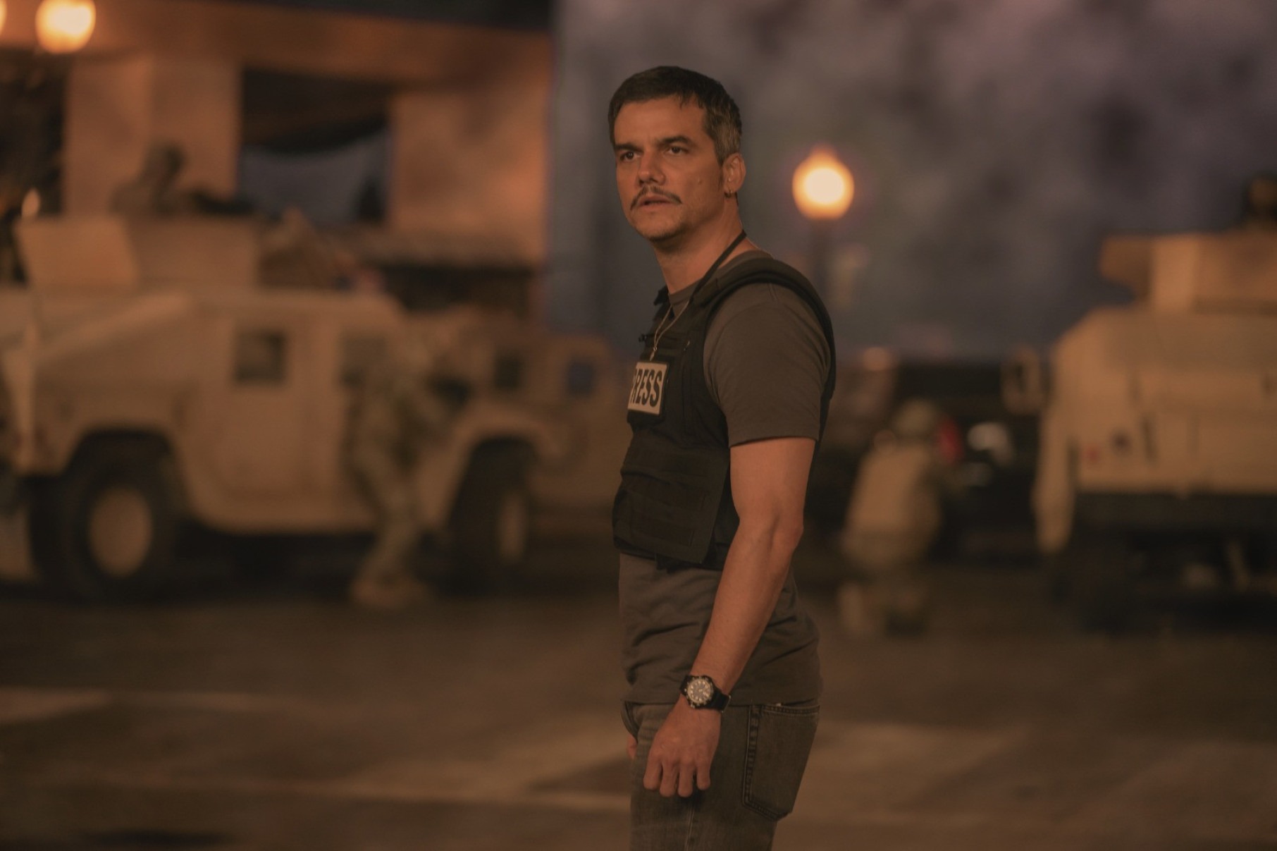 No longa hollywoodiano "Guerra civil" (2024), de Alex Garland, o ator é Joel, jornalista que atravessa o país ao lado da fotógrafa Lee (Kirsten Dunst), para cobrir a conflagração que tomou conta do país  -Diamond Films/Divulgação