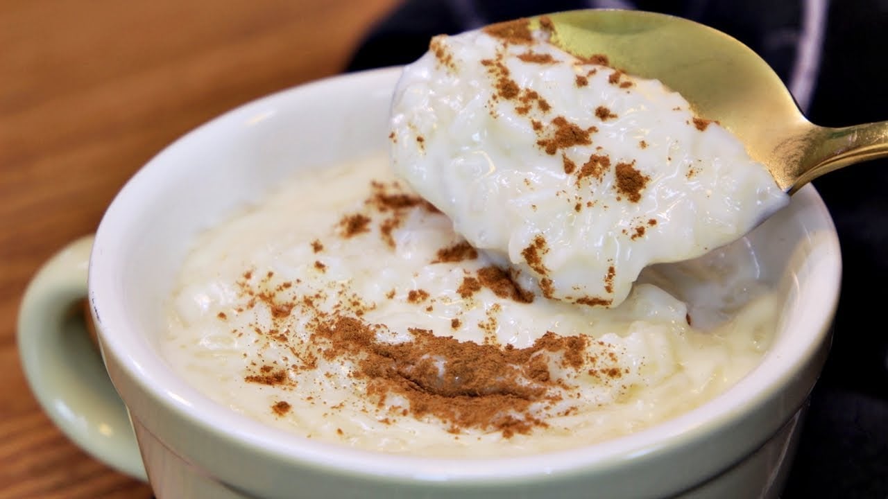 Arroz Arroz Doce- Essa deliciosa sobremesa, presente em diversas culturas, oferece uma textura cremosa e doce. Elaborado com arroz de grãos curtos, geralmente o agulhinha, açúcar e leite, pode ser servido sozinho ou com canela, frutas ou coco ralado.oce- Essa deliciosa sobremesa presente em diversas culturas, oferece uma textura cremosa e doce. Elaborado com arroz de grãos curtos, geralmente o agulinha, açúcar e leite, podendo ser servido sozinho ou com canela, frutas ou coco ralado.
