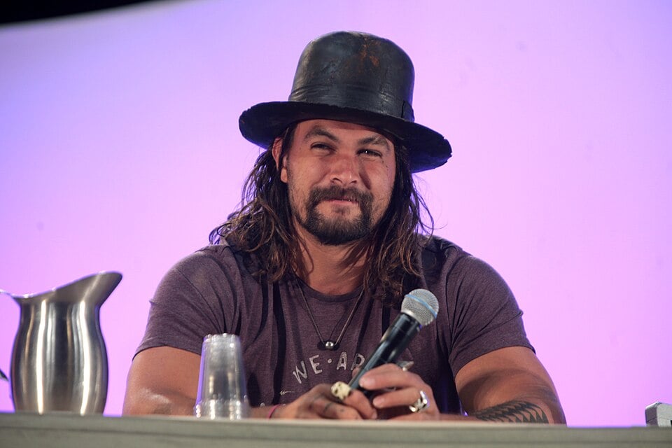 Momoa é conhecido por sua personalidade divertida e ível, o que o torna um artista muito querido dos fãs.

