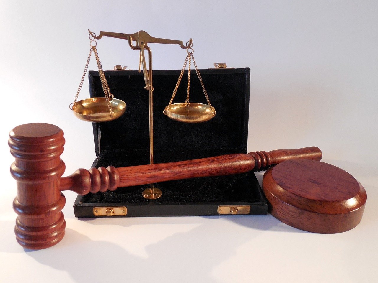 A pessoa que postulava a mudança de nome tinha que contratar um advogado e recorrer a um tribunal. A decisão judicial podia levar anos e ainda ter um desfecho negativo. 