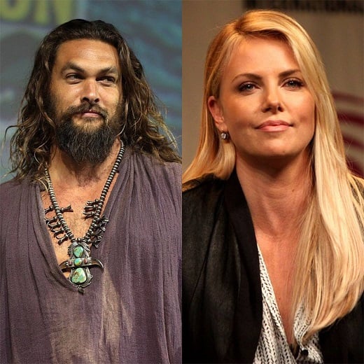 Charlize chegou a dizer que não conseguia tirar os olhos de Momoa! "Que autoconfiança! Ele tinha uma camisa de renda aberta que flutuava ao seu redor, seu cabelo, seu corpo", disse Charlize, em entrevista ao site ES Euro.
