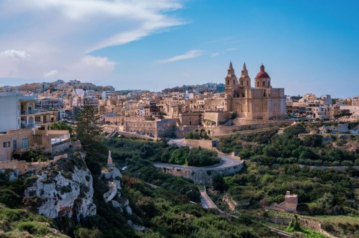 Malta: Em dezembro de 2021, Malta se tornou o primeiro país da União Europeia a legalizar o cultivo e consumo de maconha em espaços privados. 
