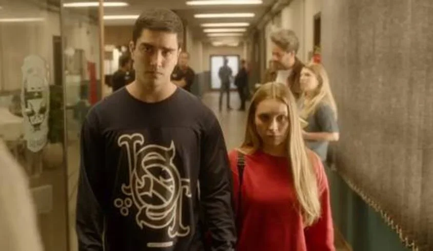 Na produção, os irmãos Cravinhos são interpretados por Leonardo Bittencourt (Daniel Cravinhos) e Allan Souza Lima (Cristian Cravinhos).