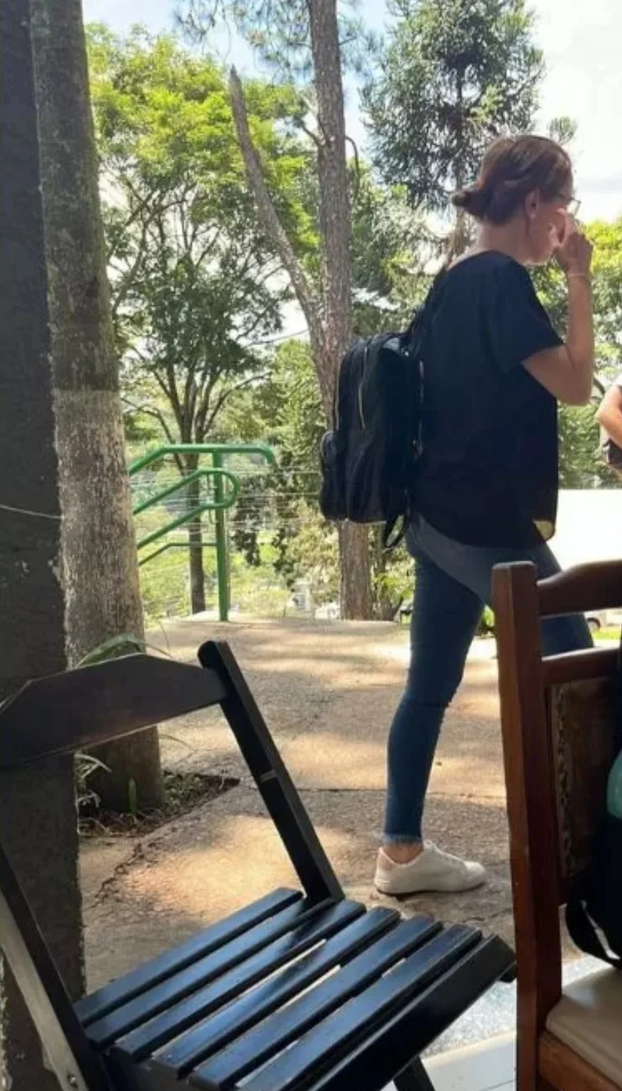 Para tentar descolar a imagem de criminosa, Suzane retirou o sobrenome von Richthofen e agora se chama Suzane Louise Magnani Muniz.  Mas a ficha criminal migra para o novo nome. E por onde ela passa todos sabem quem ela é e os comentários se espalham.